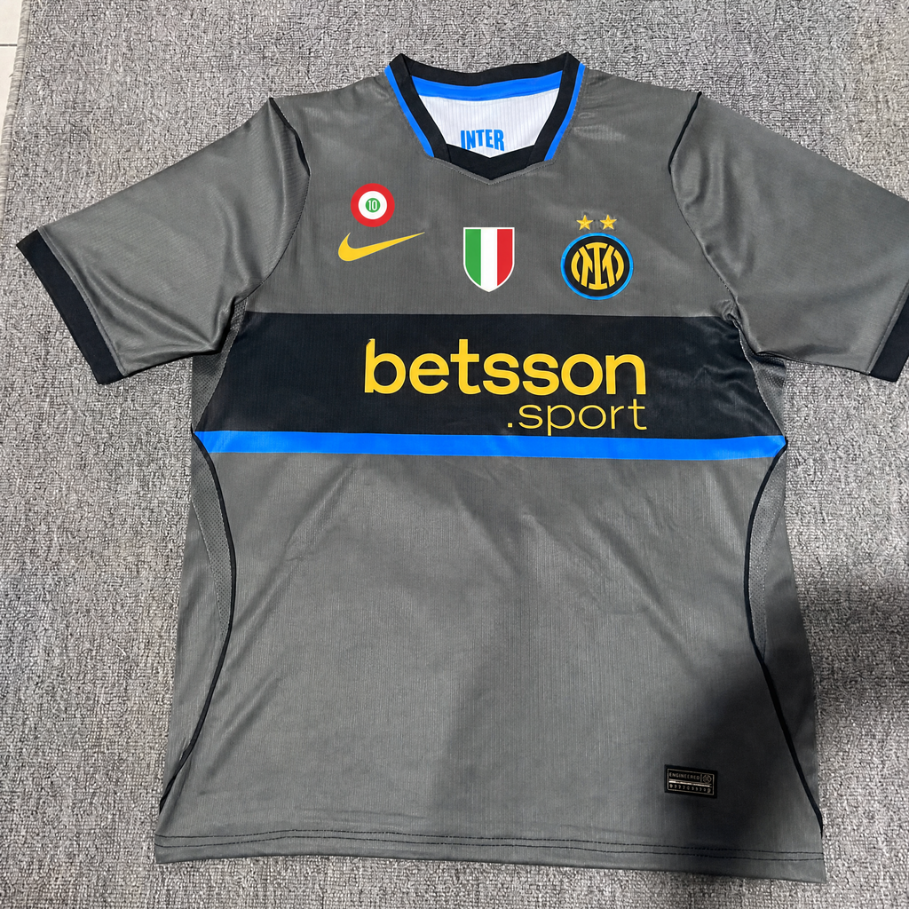 Terza Maglia Inter 2026/27 - Scudetto e Coccarda Coppa Italia Inclusi