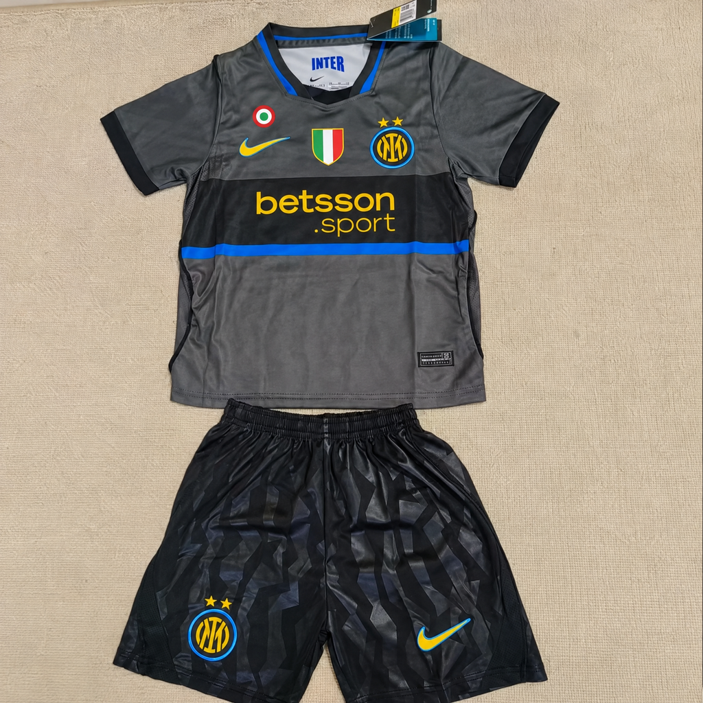 Completino Bambino Inter Terza Maglia 2026/27 - Scudetto e Coccarda Coppa Italia inclusi
