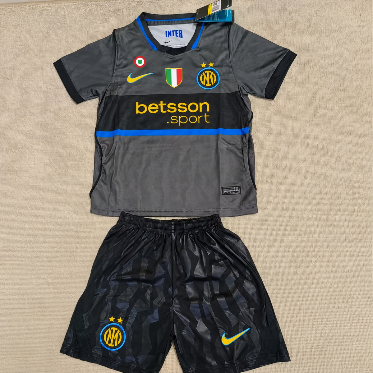 Completino Bambino Inter Terza Maglia 2026/27 - Scudetto e Coccarda Coppa Italia inclusi